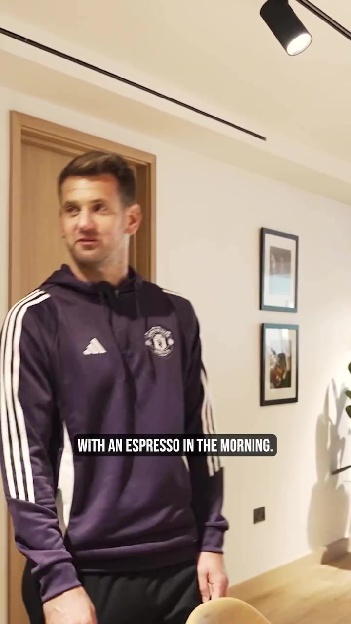 开云网址-5000万英镑翻新！德里赫特、希顿带球迷云参观卡灵顿基地